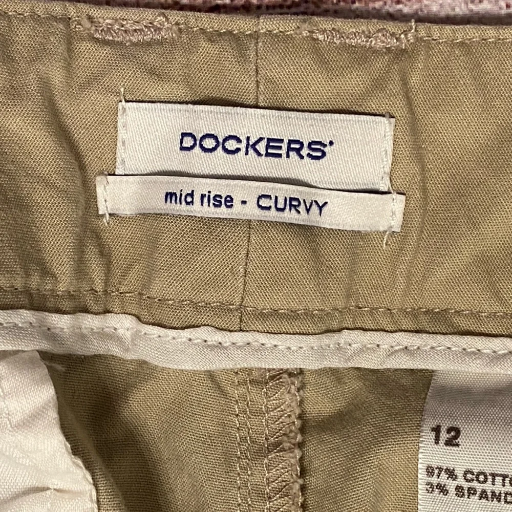 Dockers Khaki Mid Rise Curvy Capris - Picture 8 of 10